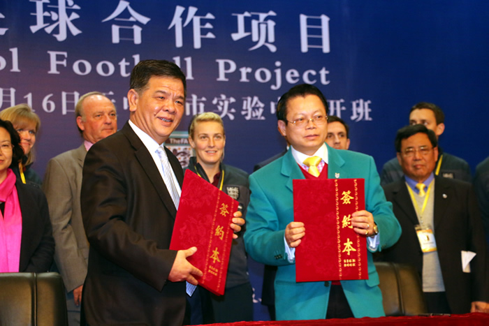 中山英國簽訂15年校園足球合作計劃